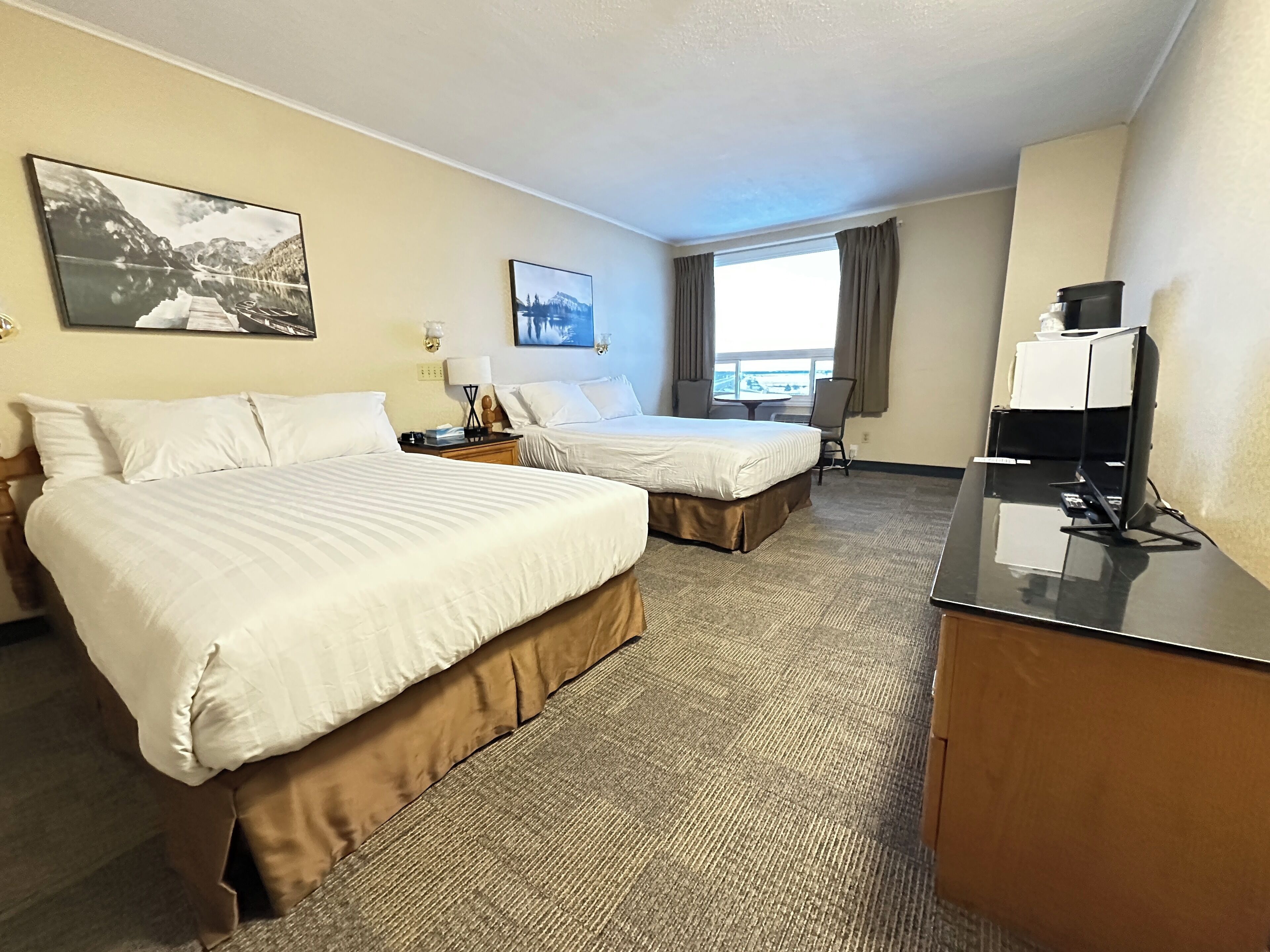 Kamar Standar, 2 Tempat Tidur Double, Bebas Asap Rokok | Meja kerja, tirai kedap cahaya, setrika/meja setrika, dan Wi-Fi gratis