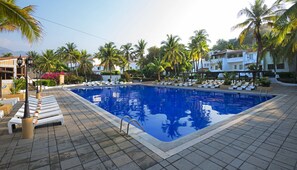 4 udendørs pools, parasoller, liggestole