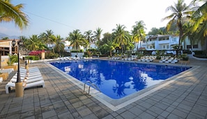 4 piscinas al aire libre, sombrillas, sillones reclinables de piscina