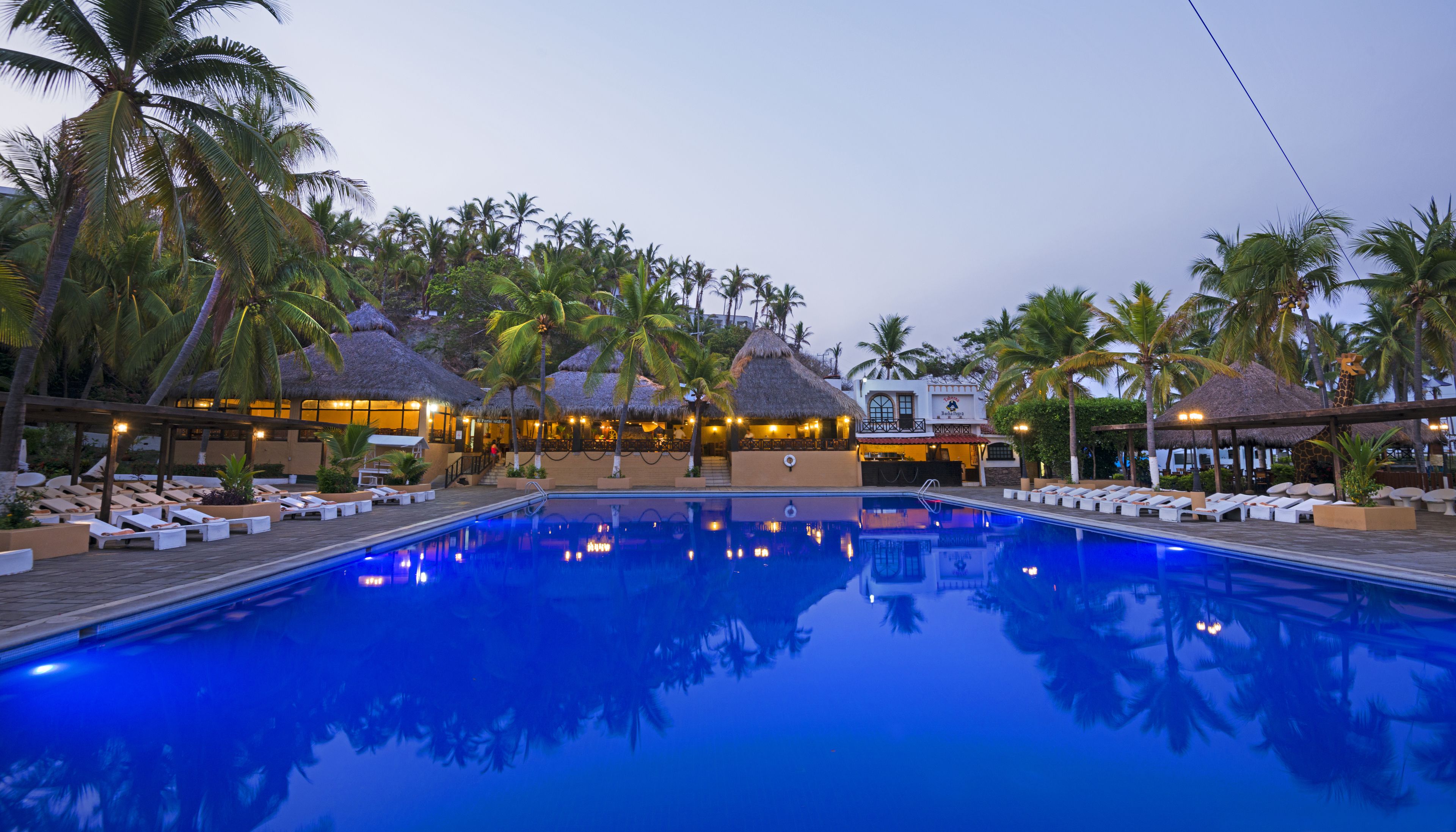 4 outdoor pools, pool umbrellas, sun loungers