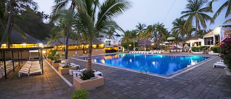 4 piscines extérieures, parasols de plage, chaises longues