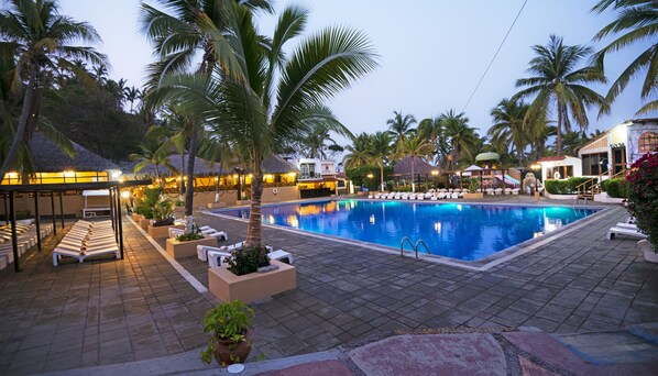 4 piscines extérieures, parasols de plage, chaises longues