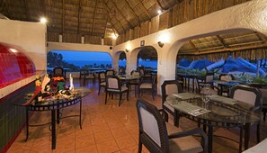 2 restaurantes; se sirve desayuno, almuerzo y cena; cocina italiana