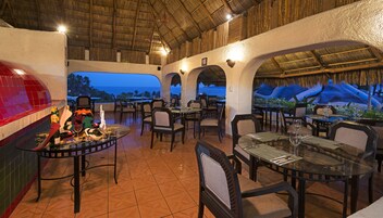 2 restaurants, breakfast, lunch, dinner served; Italian cuisine 