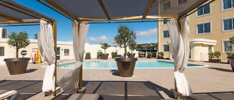 Piscine extérieure, parasols de plage, chaises longues