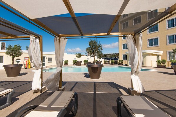 Piscine extérieure, parasols de plage, chaises longues