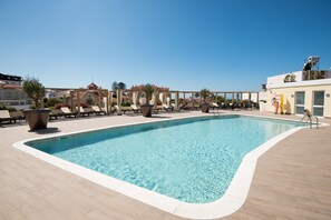 Piscine extérieure, parasols de plage, chaises longues