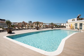 Piscina a l'aire lliure (horari: 08:00-20:00), para-sols i gandules