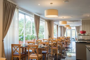 3 restaurantes; se sirven desayunos, almuerzos, cenas y cocina italiana 