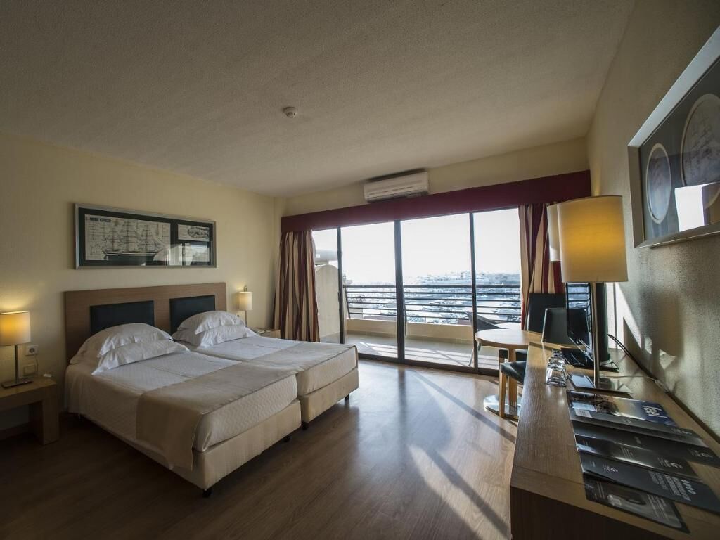 Minibar, pengeskab på værelset, skrivebord, mørklægningsgardiner