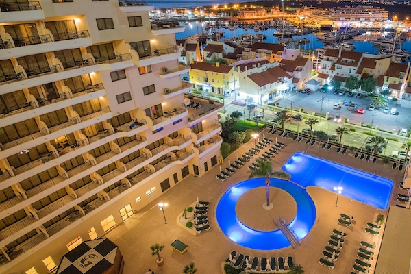 Una piscina cubierta, una piscina al aire libre