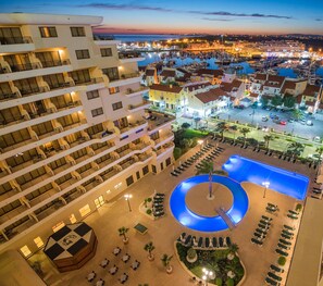 Una piscina cubierta, una piscina al aire libre