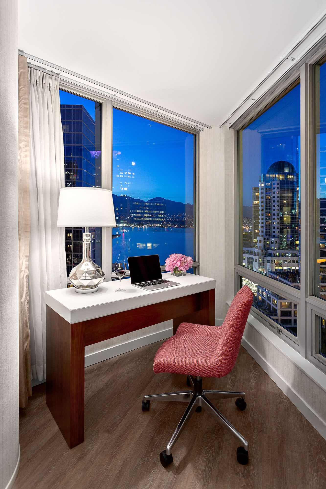 Deluxe-suite - 1 kingsize-seng med sovesofa - udsigt til havn | Opholdsområde | 32-tommers fladskærms-tv med kabelkanaler, tv