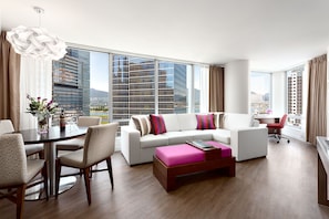 32-inch flat-screen TV with cable channels, TV - Auberge Vancouver Hotel (Vancouver)