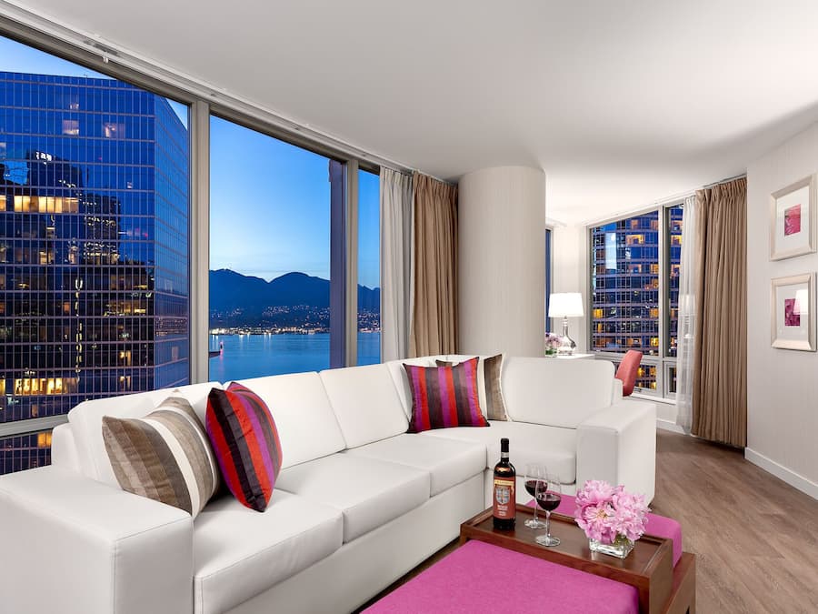 Svit Deluxe - 1 kingsize-säng med bäddsoffa - utsikt mot hamnen | Vardagsrum | 32-tums platt-tv med kabelkanaler och tv