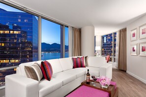 Suite Deluxe, 1 très grand lit et 1 canapé-lit, vue port | Coin séjour