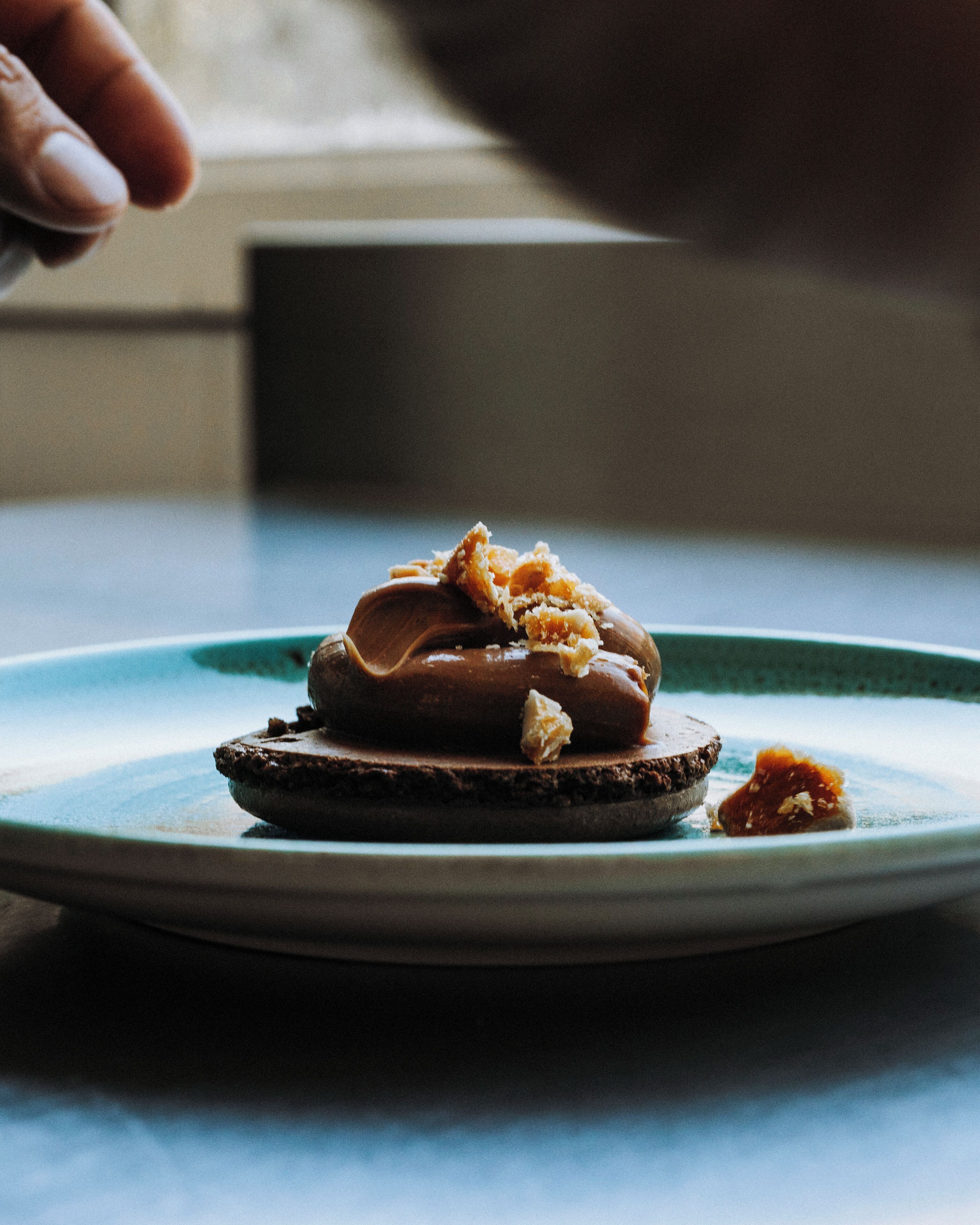 En dessert på en tallrik med en träsked.