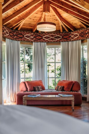 Suite | Ropa de cama de alta calidad, edredón y artículos del minibar gratis 