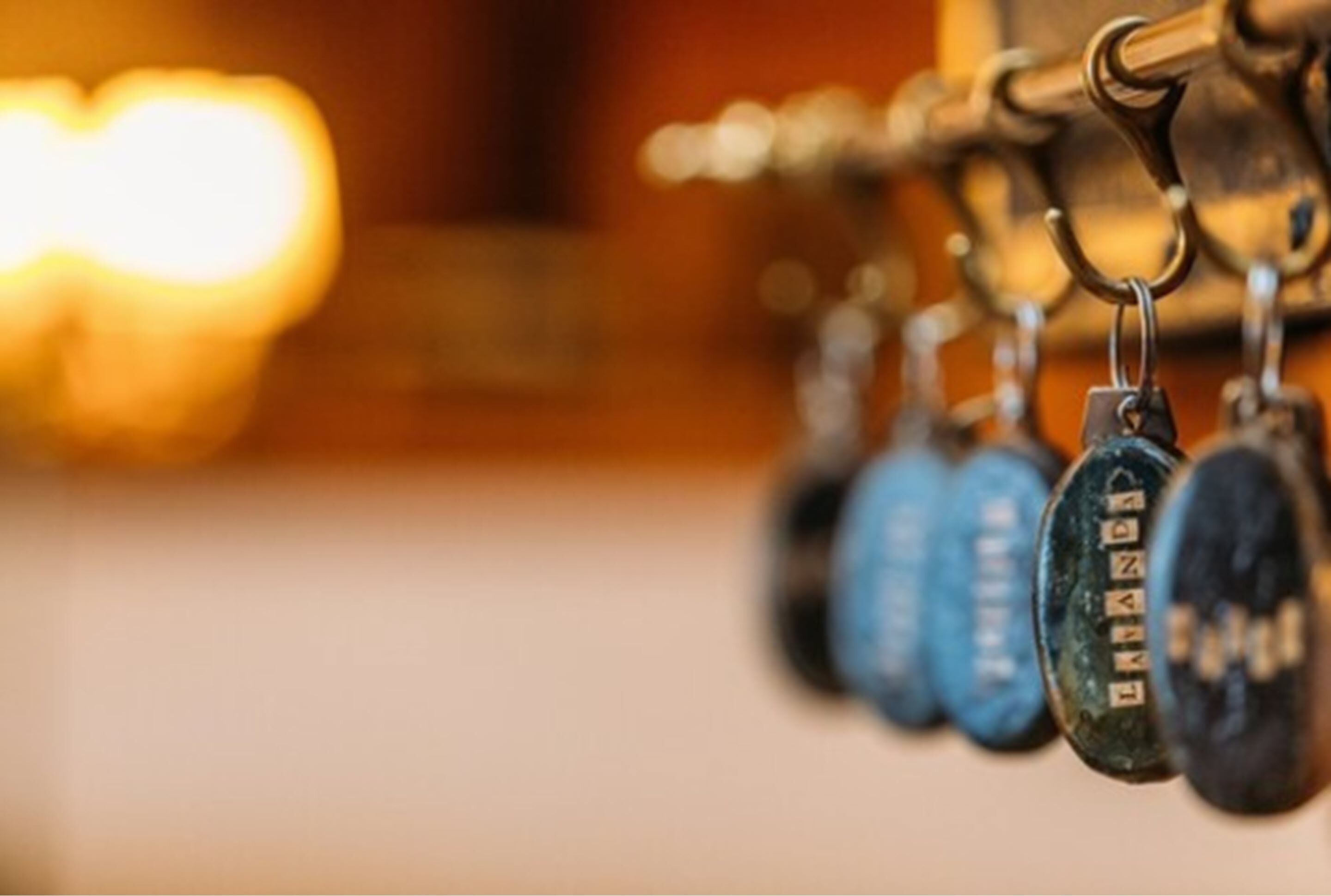 A row of keychains with the word "LAVANDA" on them.