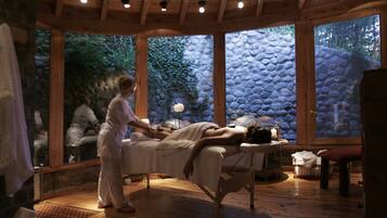 Een sauna, een bubbelbad, lichaamsbehandelingen, aromatherapie