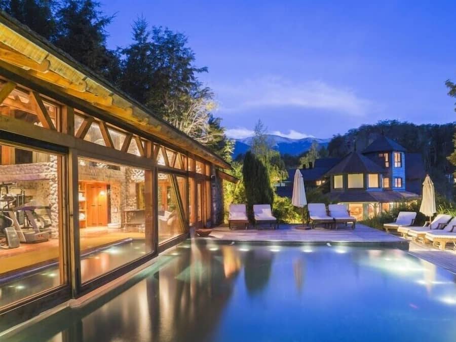 Una piscina cubierta, una piscina al aire libre, tumbonas