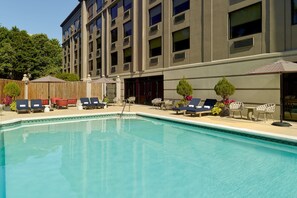 Piscine extérieure, chaises longues