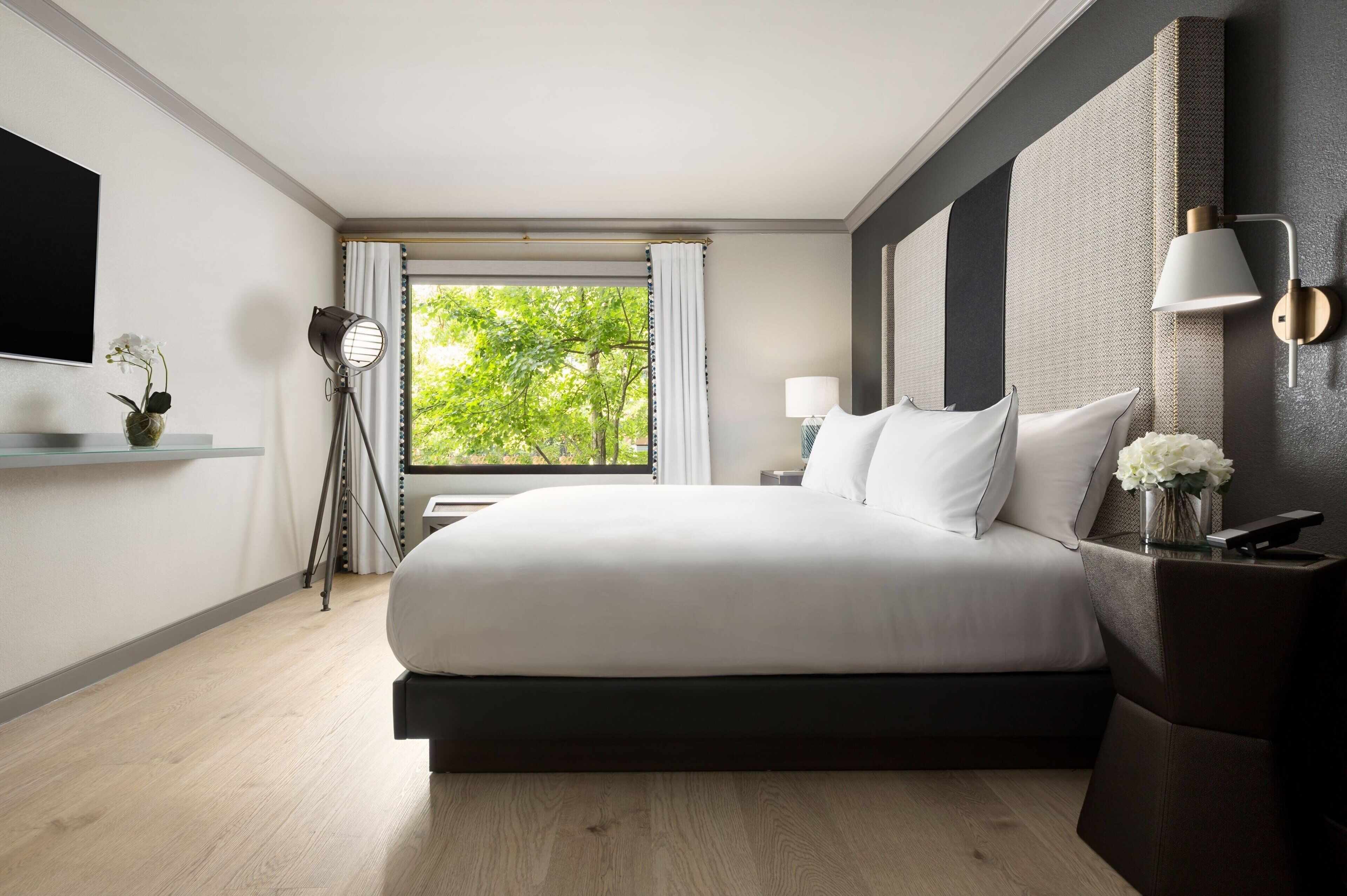 standard room, 1 king bed, non smoking, corner | 1 bedroom, hypo-allergenic bedding, in-room safe, individually decorated