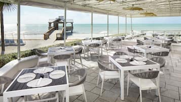 Lunsj, middag og brunsj serveres, lokale retter