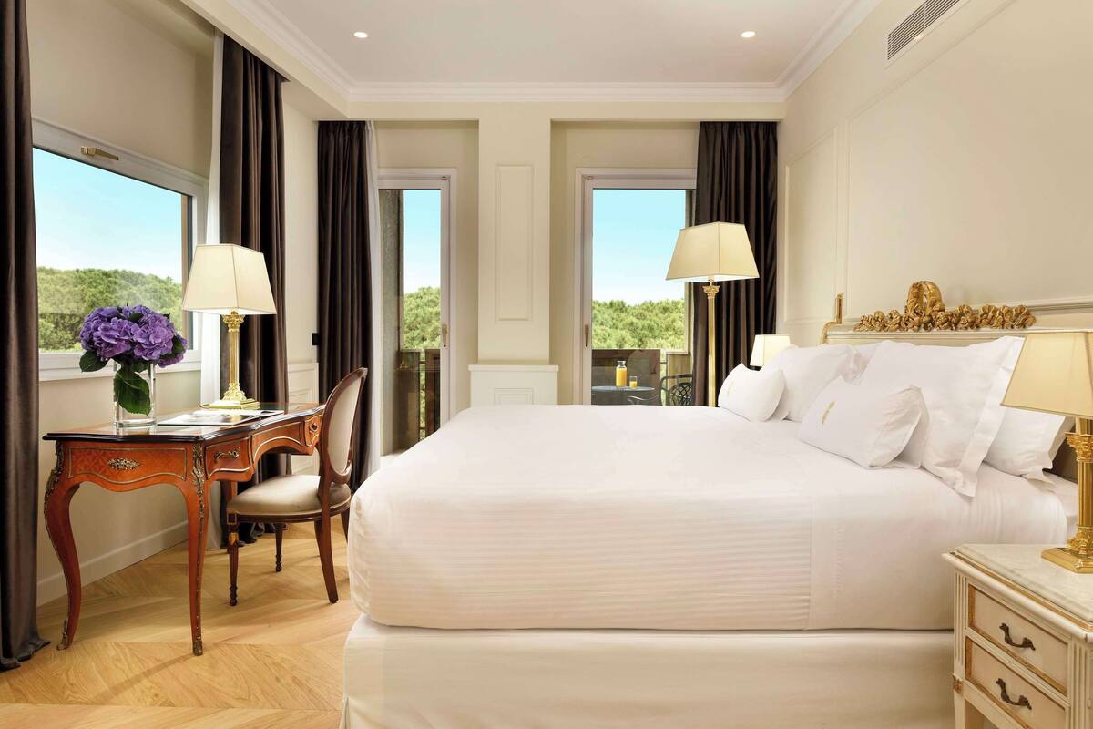 Suite, pemandangan taman, sudut | Seprai premium, selimut bulu angsa, dan tempat tidur Tempur-Pendic