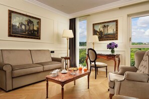 Roupas de cama premium, edredons de pluma, camas Tempur-Pedic, frigobar