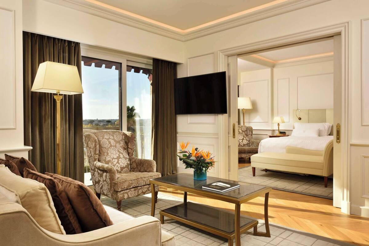 Suite Eksekutif | Seprai premium, selimut bulu angsa, dan tempat tidur Tempur-Pendic