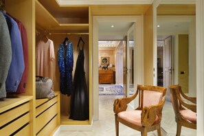 1 sovrum, sängtillbehör av högsta kvalitet och duntäcken