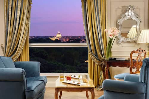 Junior Suite Villa Borghese Park View | Ylelliset vuodevaatteet, untuvapeitot, Tempur Pedic -patjalliset sängyt