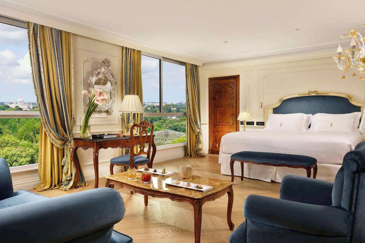 Junior Suite Villa Borghese Park View | Seprai premium, selimut bulu angsa, dan tempat tidur Tempur-Pendic