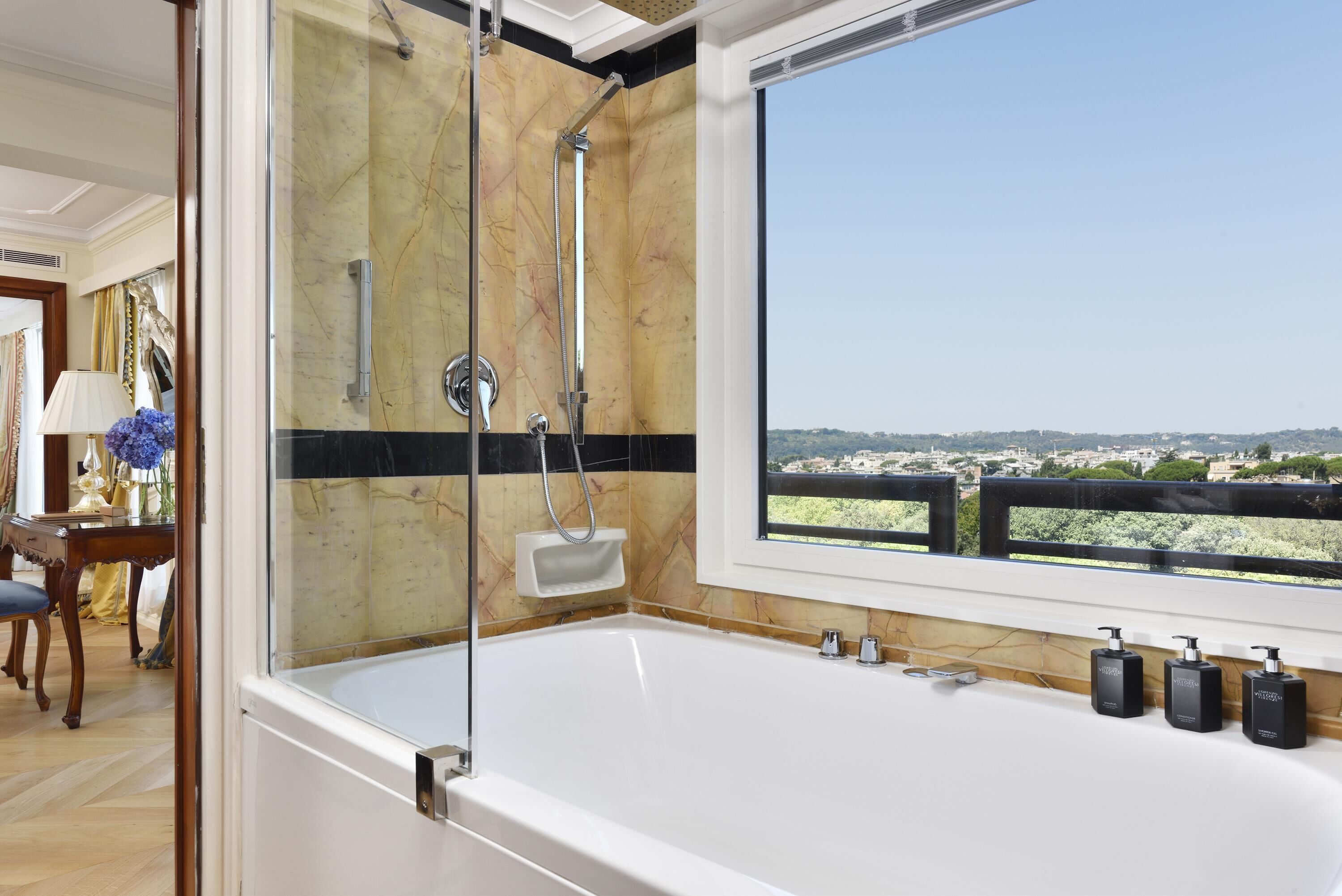 Articles de toilette écologiques, sèche-cheveux, peignoirs, bidet