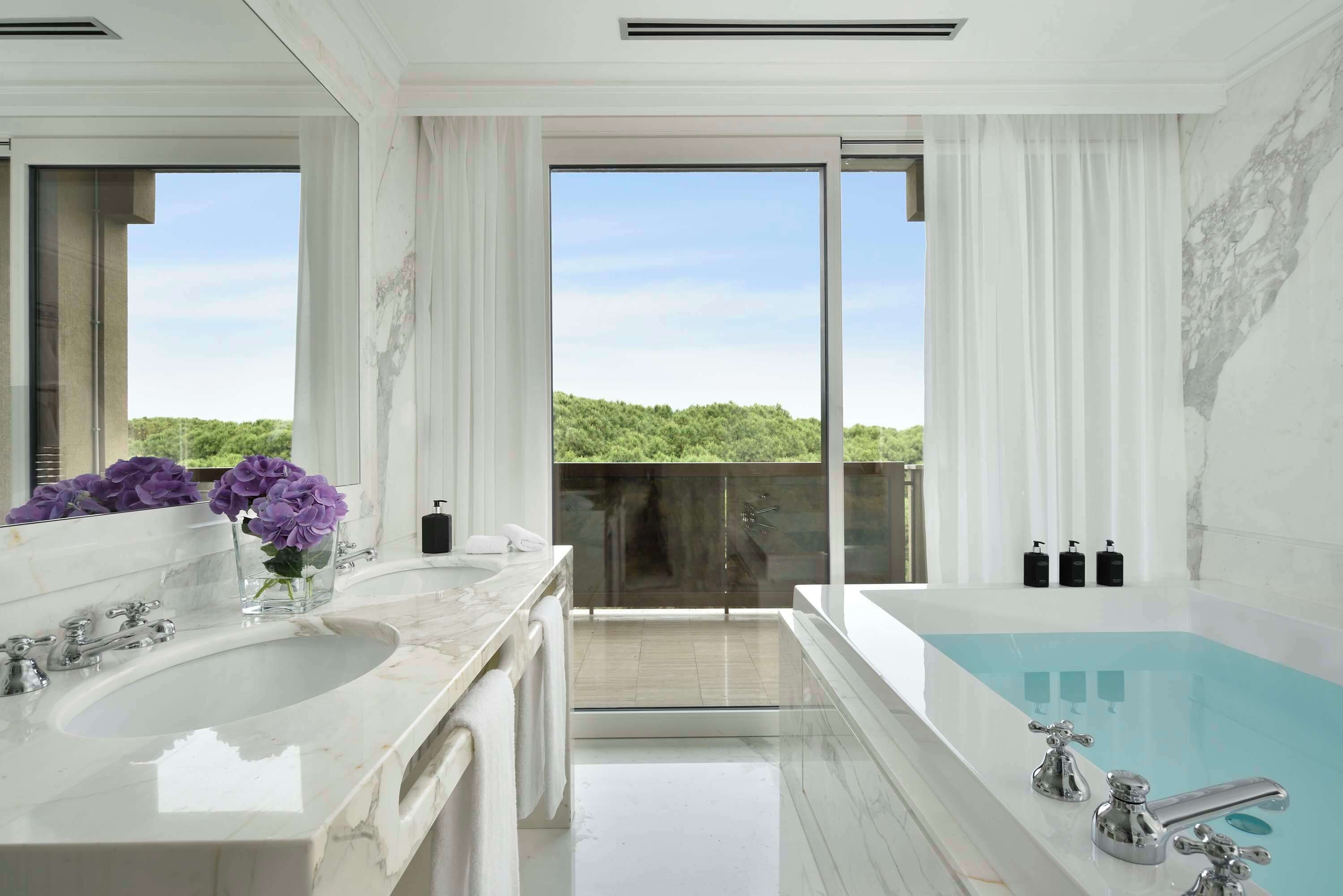 Suite, pemandangan taman, sudut | Kamar mandi | Perlengkapan kamar mandi ramah lingkungan dan pengering rambut