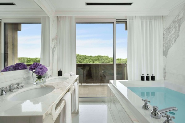 Suite, pemandangan taman, sudut | Kamar mandi | Perlengkapan kamar mandi ramah lingkungan dan pengering rambut