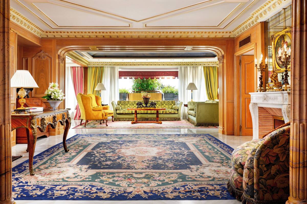 Suite Royal | Seprai premium, selimut bulu angsa, dan tempat tidur Tempur-Pendic