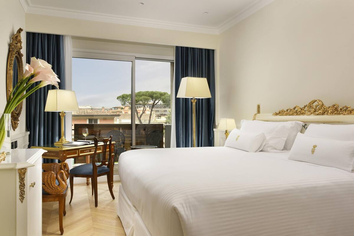 Prestige Room | Seprai premium, selimut bulu angsa, dan tempat tidur Tempur-Pendic