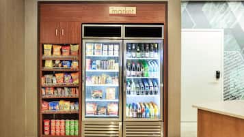 Een automaatgedeelte met snacks en drankjes.