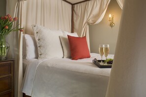 Egyptian cotton sheets, premium bedding, pillow-top beds - Fife And Drum Inn (Williamsburg)