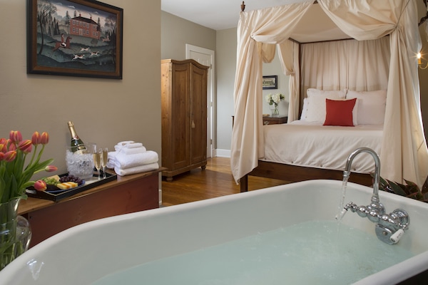 Classic Room (Conservancy) | Egyptian cotton sheets, premium bedding, pillowtop beds