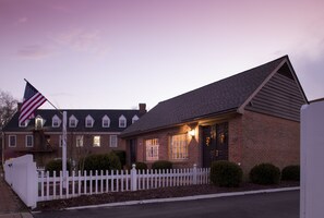 The Drummer's Cottage | Egyptian cotton sheets, premium bedding, pillowtop beds - Fife And Drum Inn (Williamsburg)