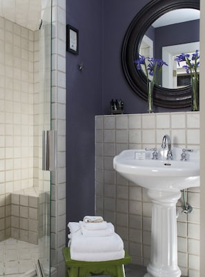 Classic Room, Multiple Beds (Yorktown) | Bathroom