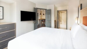 Suite, 1 habitación | Escritorio, espacio para trabajar con laptop y cortinas blackout