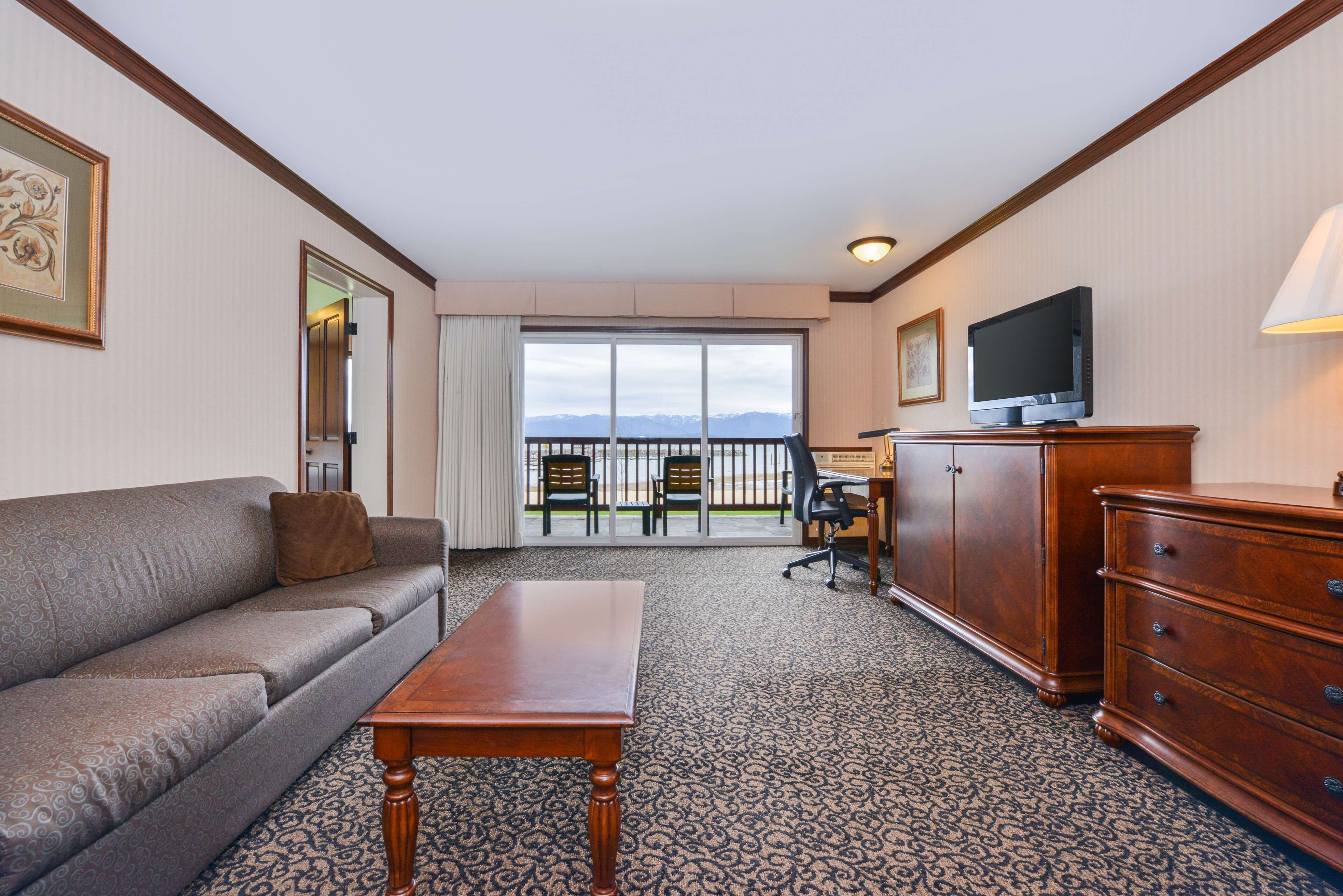 suite, 1 king bed, jetted tub, lake view | 1 bedroom, in-room safe, desk, blackout curtains