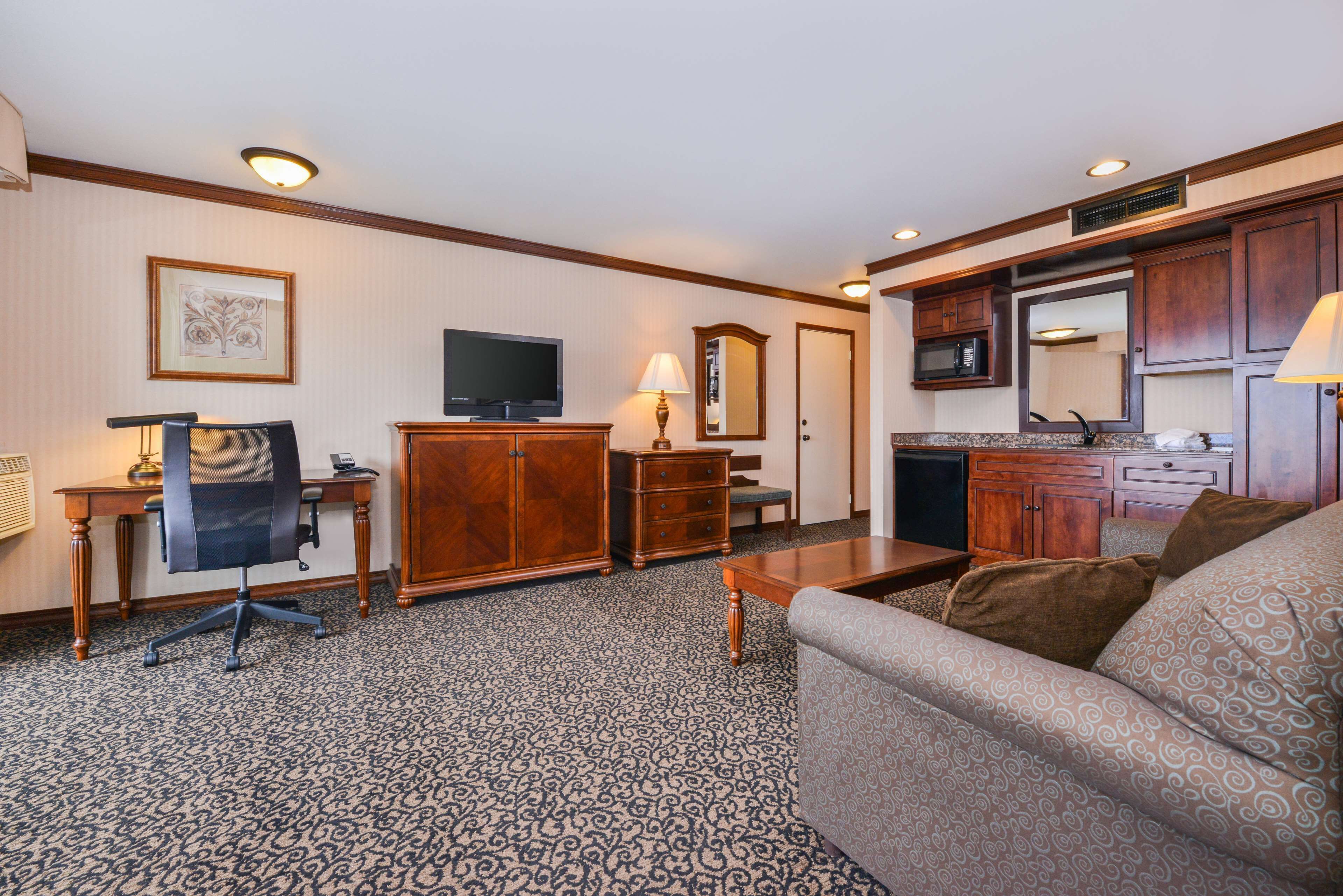 suite, 1 king bed, jetted tub, lake view | 1 bedroom, in-room safe, desk, blackout curtains
