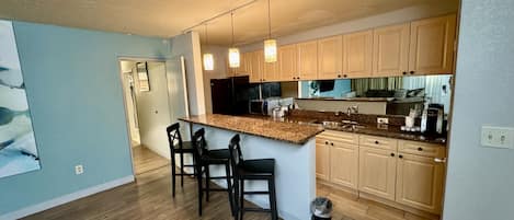 Suite, 1 cama King size | Cocineta privada | Refrigerador, microondas y cafetera y tetera
