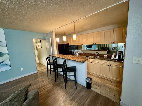 Suite, 1 cama King size | Cocineta privada | Refrigerador, microondas y cafetera y tetera 