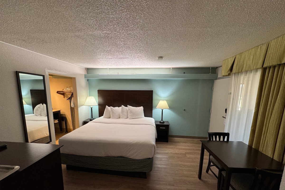 Suite, 1 King Bed (Spacious) | Premium bedding, pillowtop beds, desk, blackout drapes